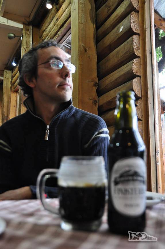 Degustando uma deliciosa cerveja escura em restaurante em Coyhaique, a maior cidade ao longo da Carretera Austral, no sul do Chile